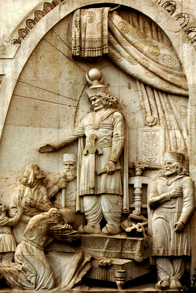 Statue of Kosrau I in Tehran courthouse (by مانÙÛŒ, CC BY-SA) Statue of Kosrau I in Tehran courthouse (by مانÙÛŒ, CC BY-SA)