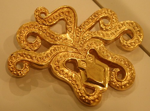 Mycenaean Octopus Brooch (by Mark Cartwright, CC BY-NC-SA) Mycenaean Octopus Brooch (by Mark Cartwright, CC BY-NC-SA)